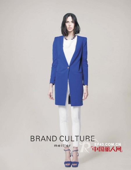 上班女性都怎么穿 职业装连衣裙西服搭配