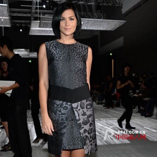 高定前排客的黑白灰着装哲学