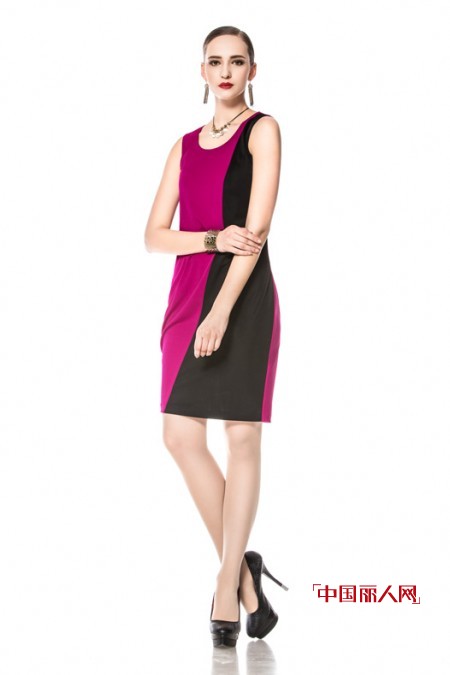 无袖连衣裙适合什么人穿 成熟女性选什么颜色的无袖连衣裙比较好