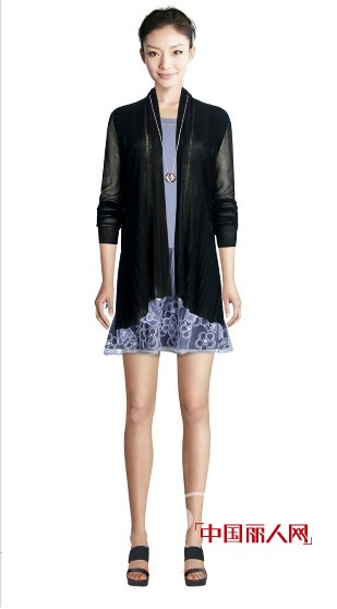 印花裙什么款式的比较素 搭配小开衫好看吗