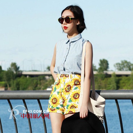 潮人街拍短裤怎么搭配 高腰短裤怎么搭配好看 蓝色条纹短裤搭配什么颜色的上衣