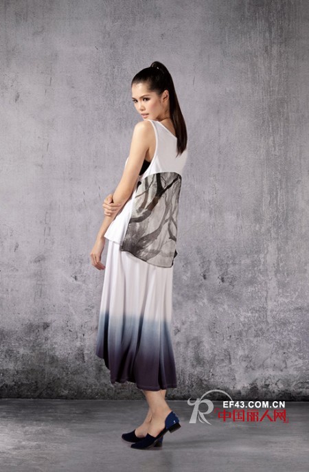 服装拼接款式搭配 黑白配怎么穿更时尚 个性女装品牌