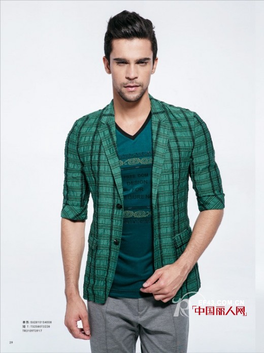 夏季潮男服装搭配 黑色V领T恤好看吗?深绿色格纹小西装要怎么搭配