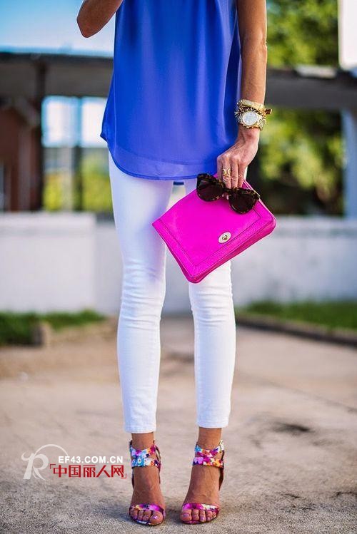 夏日出街搭配 手拿包什么款式的好看 手拿包如何搭配亮眼