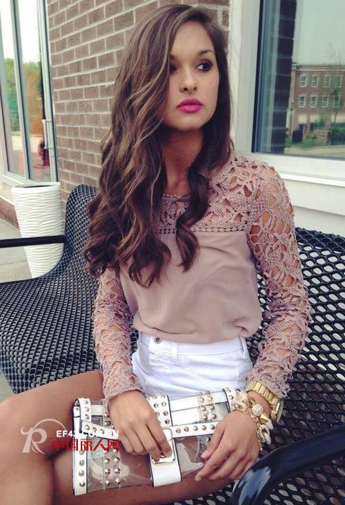 夏日出街搭配 手拿包什么款式的好看 手拿包如何搭配亮眼