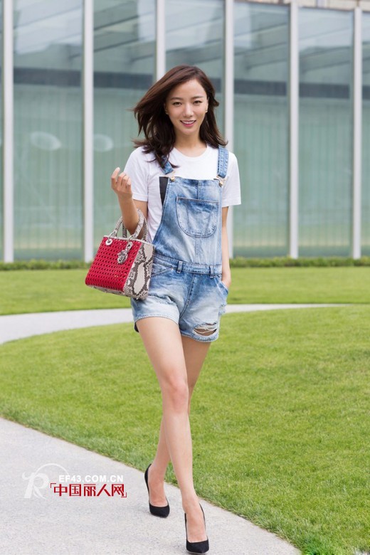 《后会无期》7月24日上映 看王珞丹夏日时尚街拍