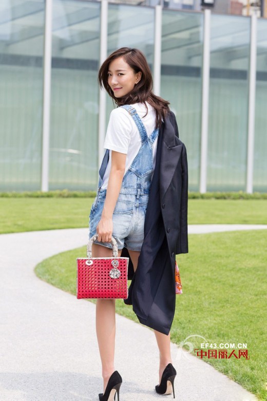 《后会无期》7月24日上映 看王珞丹夏日时尚街拍