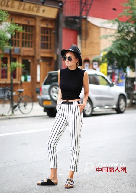 “斑马线”来袭 看街拍达人如何玩转条纹
