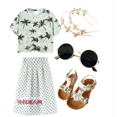 明天穿什么 夏日印花T恤怎么搭配 印花短裤搭配什么鞋子