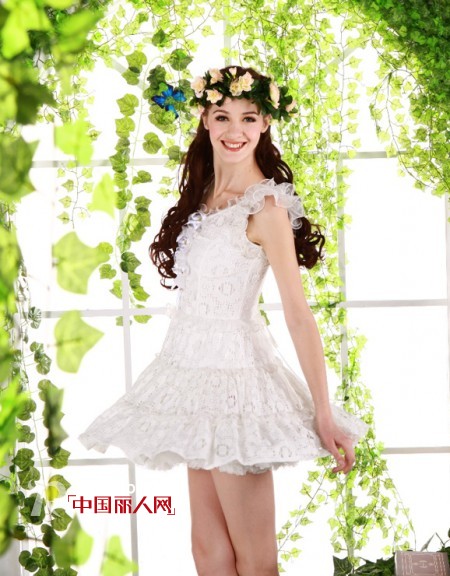 英伦公主风连衣裙搭配 古典美女搭配