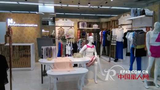 深圳龙岗岁宝完美组合品牌女装店7.25日隆重开业