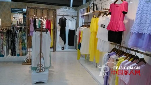深圳龙岗岁宝完美组合品牌女装店7.25日隆重开业