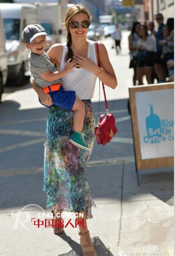 女神都爱基本款 简约的搭配时尚摩登