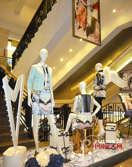 橱窗陈列图片 2014秋季服装橱窗陈列效果图