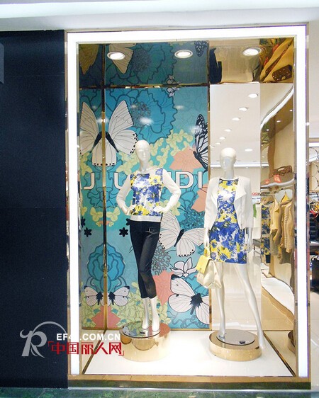 橱窗陈列图片 2014秋季服装橱窗陈列效果图