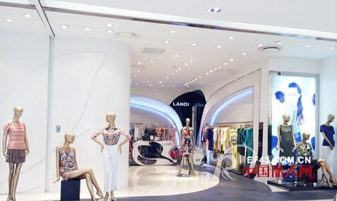 橱窗陈列图片 2014秋季服装橱窗陈列效果图