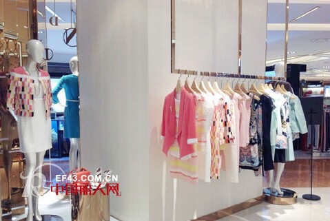 橱窗陈列图片 2014秋季服装橱窗陈列效果图