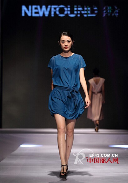 穿什么颜色最显白 什么颜色的衣服显白