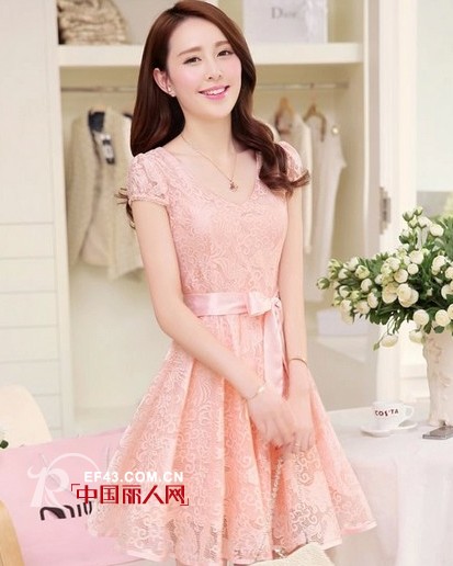 如何穿出名媛范儿 蕾丝连衣裙美搭示范