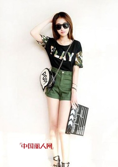 迷彩元素今年流行吗 时尚达人街头迷彩风示范搭配