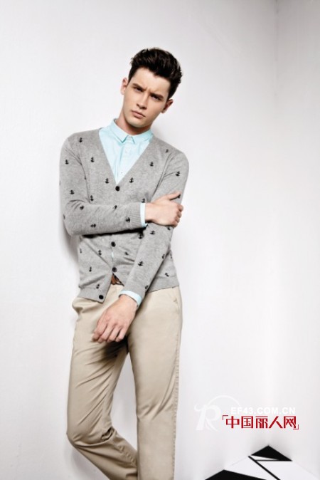 藏蓝色西装搭配红色西装裤合适吗  男士灰色针织衫搭配什么颜色的衬衫