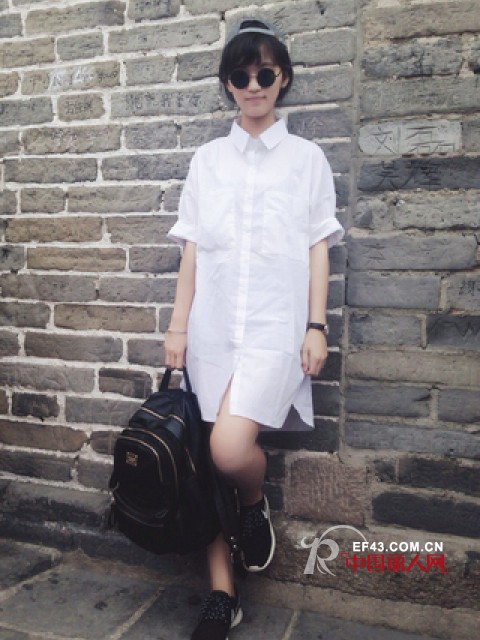 白色衬衫搭配 白色衬衫怎么搭配好看 女士白色衬衫搭配什么款式的裙子