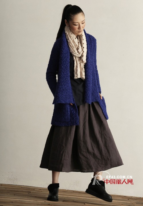 简单就是气质  底色女装纯粹更添动人气质