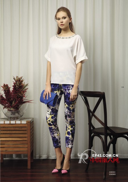 古力娜扎碎花九分裤打造个性潮流 白色上衣搭配碎花九分裤好看吗?