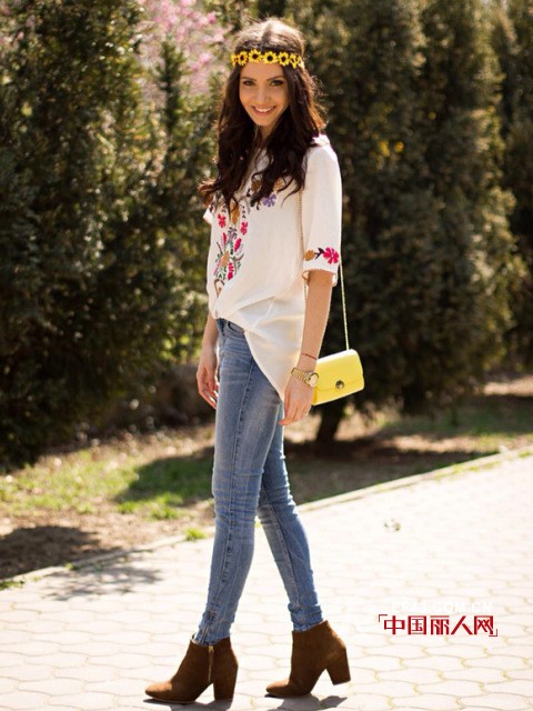 最炫名族风来袭 民族印花连衣裙怎么搭配 民族印花短裤怎么搭配