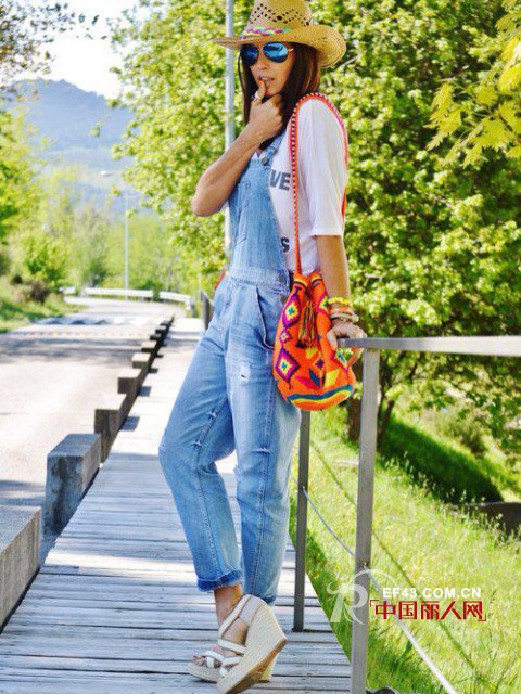 最炫名族风来袭 民族印花连衣裙怎么搭配 民族印花短裤怎么搭配