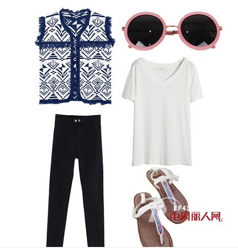 夏天马甲怎么搭配  牛仔马甲搭配条纹背心裙好看吗?民族印花马甲怎么搭配