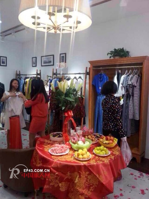 深圳名品普普风女装强势入驻甘肃山丹