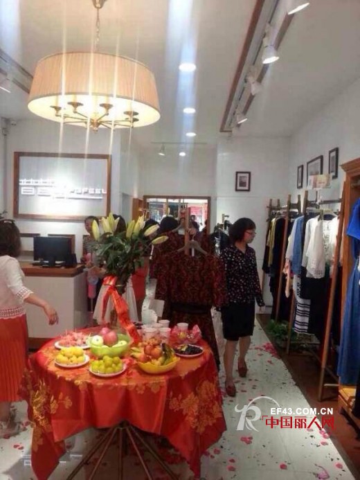 深圳名品普普风女装强势入驻甘肃山丹