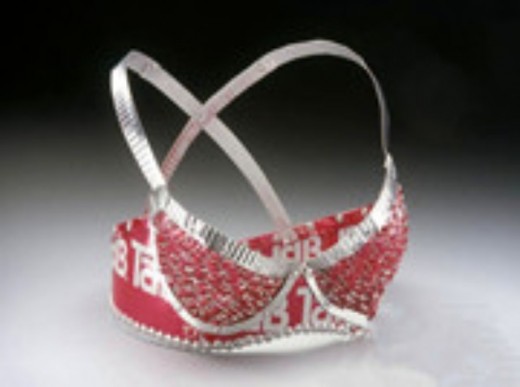 将汽水罐变身环保内衣 充满闪亮金属感和Lady Gaga风格