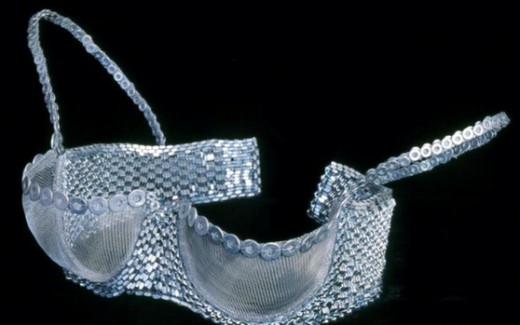 将汽水罐变身环保内衣 充满闪亮金属感和Lady Gaga风格