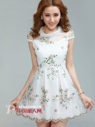 什么样的连衣裙好看 温柔系连衣裙穿出淑女气质