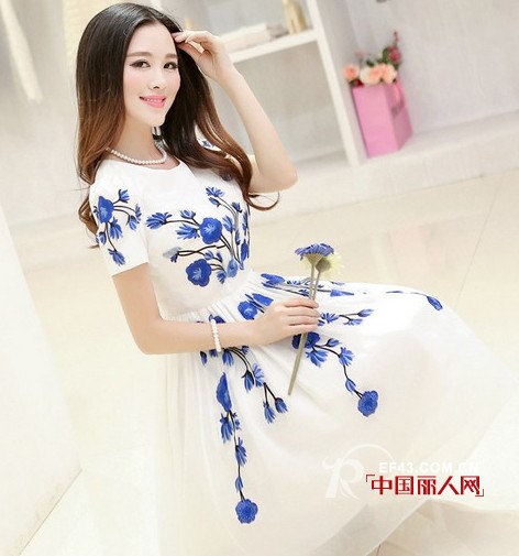 八月穿浅色系连衣裙 蕾丝欧根纱雪纺裙超美款