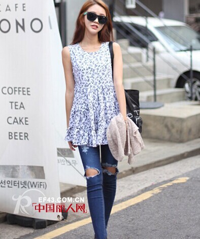 街拍潮人破洞牛仔裤搭配   夏日降温靠细节