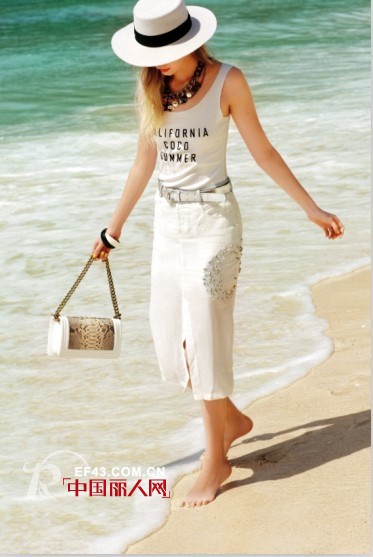 去海边旅游穿什么好 印花裙和开衩裙哪款更好看