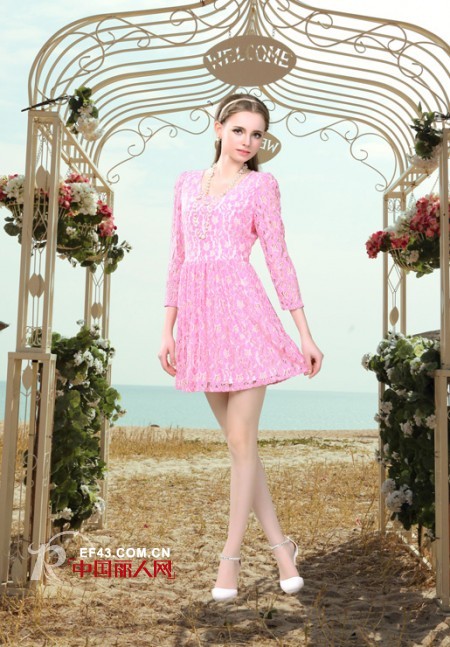 粉色连衣裙搭配 粉色连衣裙配什么颜色外套