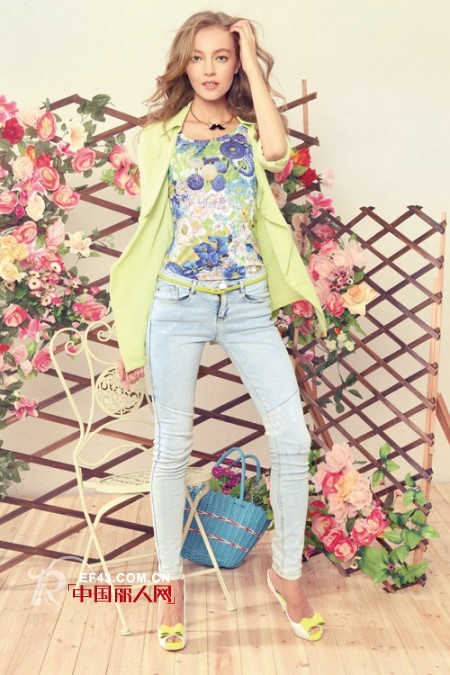 牛仔九分裤怎么搭配 浅色牛仔裤配什么上衣