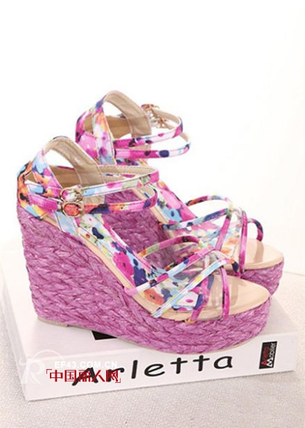 草编凉鞋穿起来舒服吗 草编凉鞋搭配