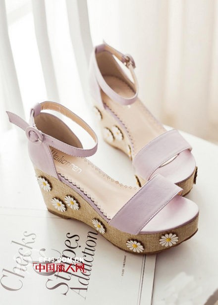 草编凉鞋穿起来舒服吗 草编凉鞋搭配