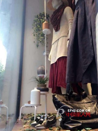 热烈祝贺底色女装四川新津县正东街专营店盛大开业