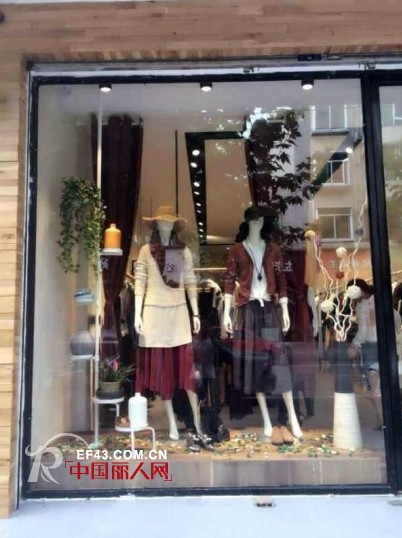 热烈祝贺底色女装四川新津县正东街专营店盛大开业