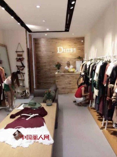 热烈祝贺底色女装四川新津县正东街专营店盛大开业