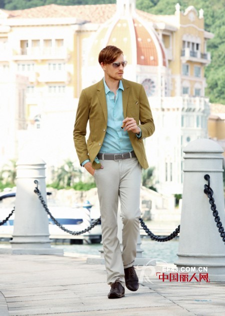 男士求婚时穿衣搭配  藏蓝色西装怎么搭配 薄荷绿色衬衫搭配什么颜色的西装外套