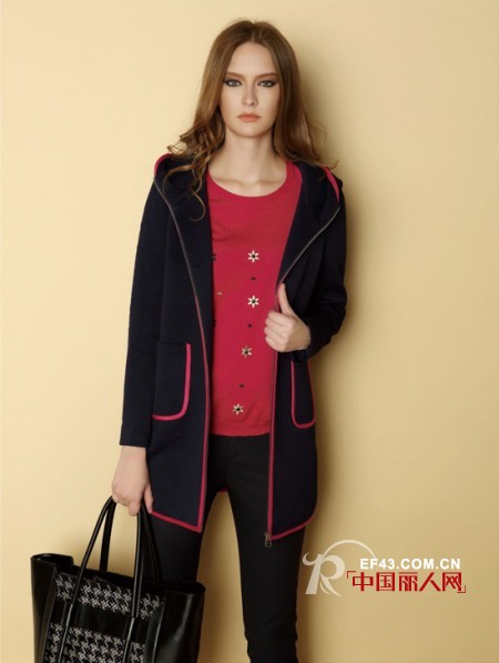 红色秋装上衣怎么搭配   红色外套搭配什么针织衫  红色外套怎么穿才好看