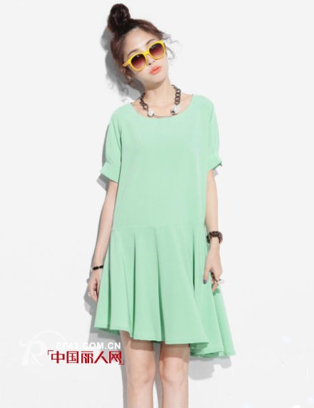 纯色系连衣裙搭配 什么连衣裙穿起来比较清新
