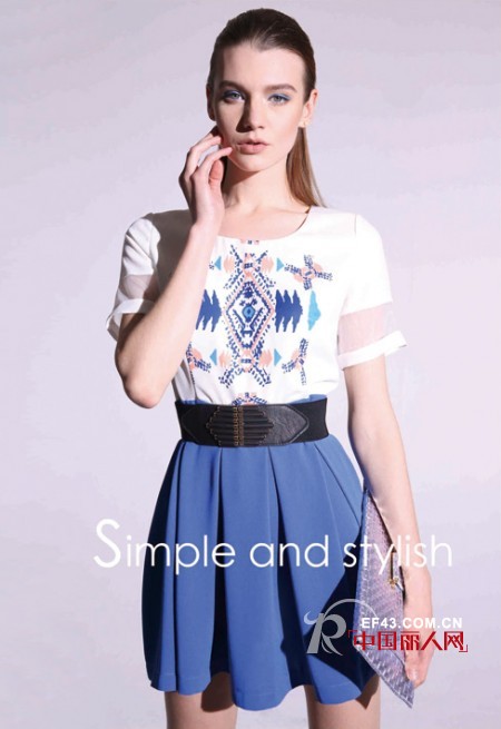 半身裙搭配什么上衣好看 橘红色衬衫搭配黑色短裙合适吗?宝蓝色半身裙搭配白色雪纺衫